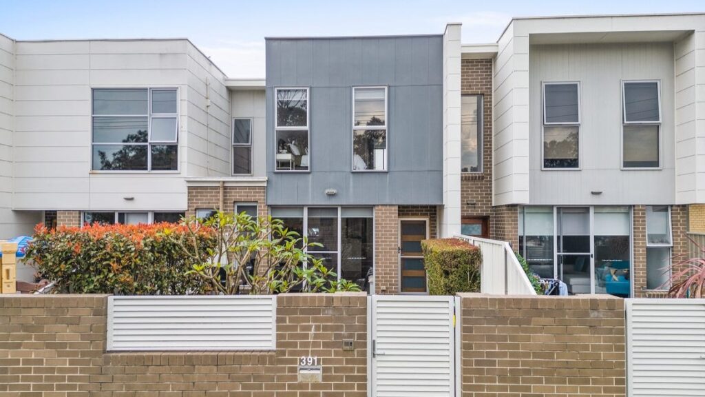 Rome McGrath's 20-day pre-Christmas strategy delivered $820,000 for a Mount Warrigal townhouse through focused buyer work and competitive auction bidding.