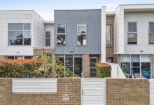 Rome McGrath's 20-day pre-Christmas strategy delivered $820,000 for a Mount Warrigal townhouse through focused buyer work and competitive auction bidding.