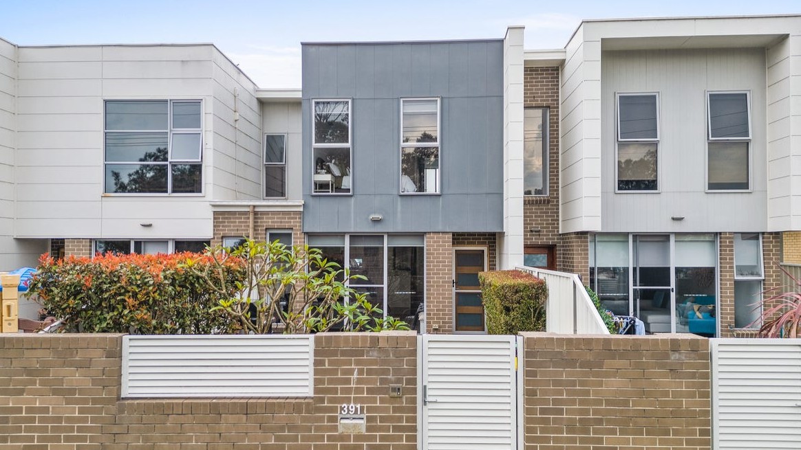 Rome McGrath's 20-day pre-Christmas strategy delivered $820,000 for a Mount Warrigal townhouse through focused buyer work and competitive auction bidding.