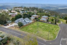 Toowoomba agent Darren Cooper secured $660,000 for constrained Mount Lofty land using strategic signage and technical guidance to overcome easement concerns.