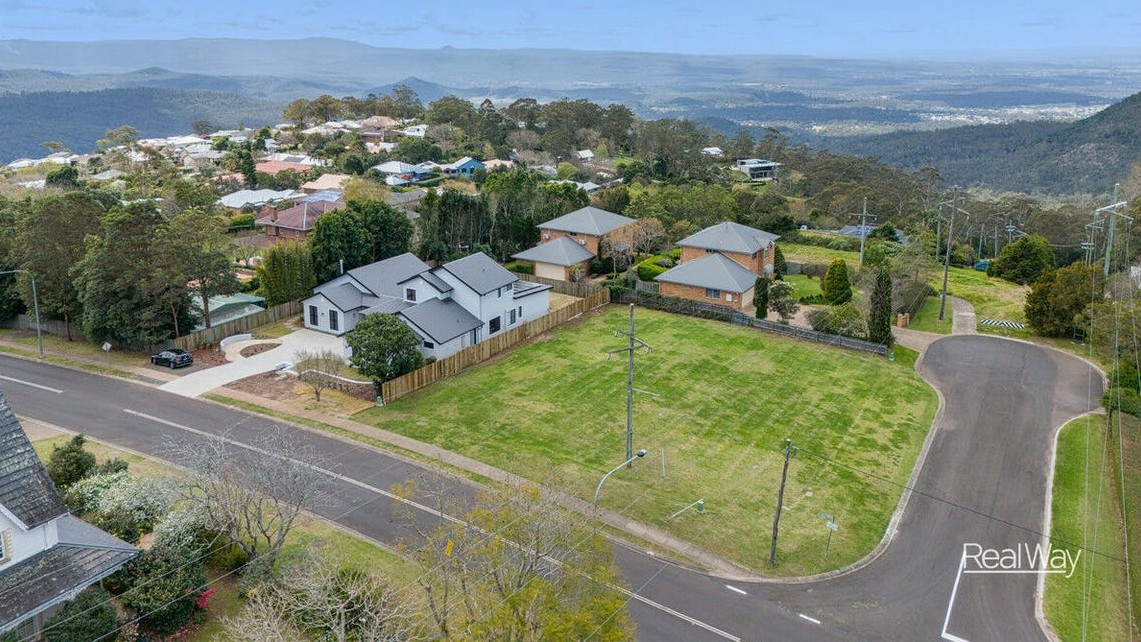 Toowoomba agent Darren Cooper secured $660,000 for constrained Mount Lofty land using strategic signage and technical guidance to overcome easement concerns.