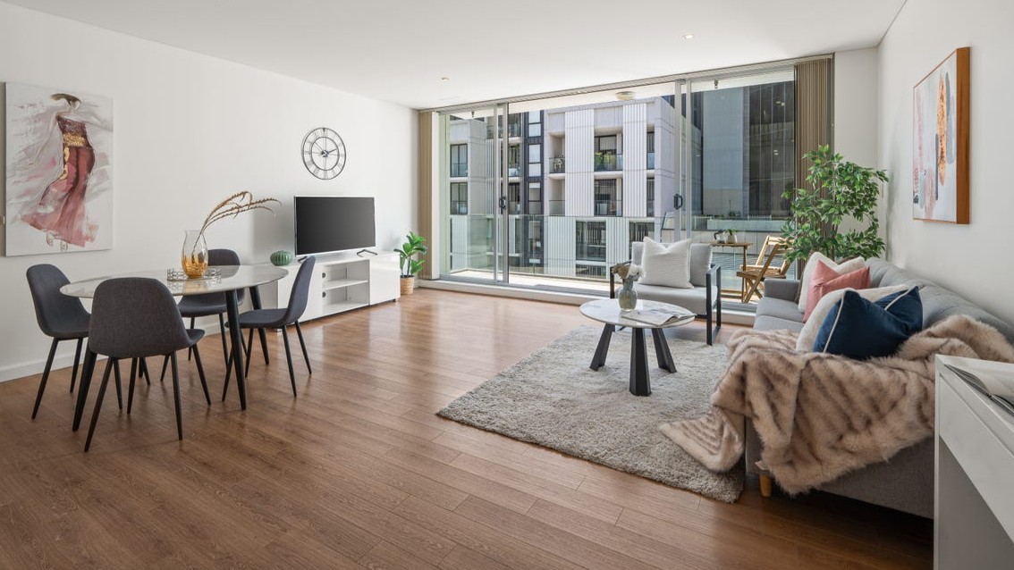 Nicholas Armstrong-Smith sells Bondi Junction one-bedroom unit for $925,000 with fastest-ever seven-day settlement on Christmas Eve.