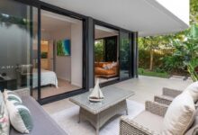 Helen Politis secured $1.53 million for a Wynnum apartment, notably above the reserve after a strategic 60-day campaign pivoted to auction.