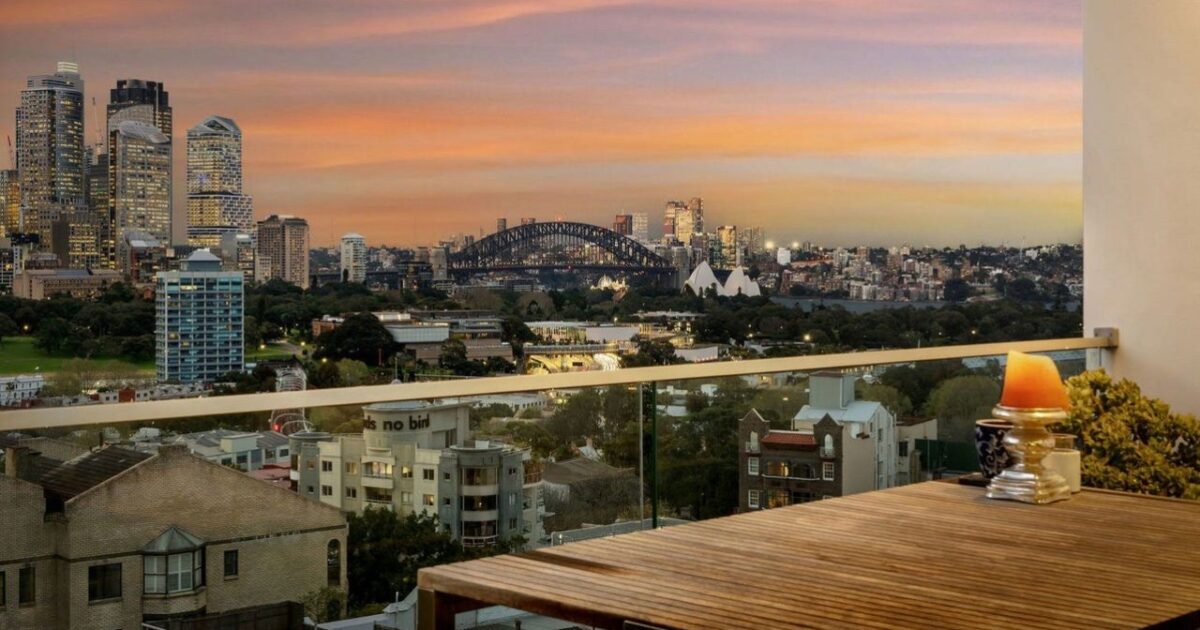 Interstate investor claims Darlinghurst apartment with harbour views after a campaign that attracted 243 potential buyers