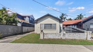 North Bondi house in 'unlivable' condition sells $500k over reserve as buyers see potential