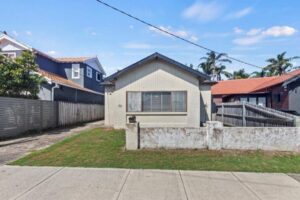North Bondi house in 'unlivable' condition sells $500k over reserve as buyers see potential