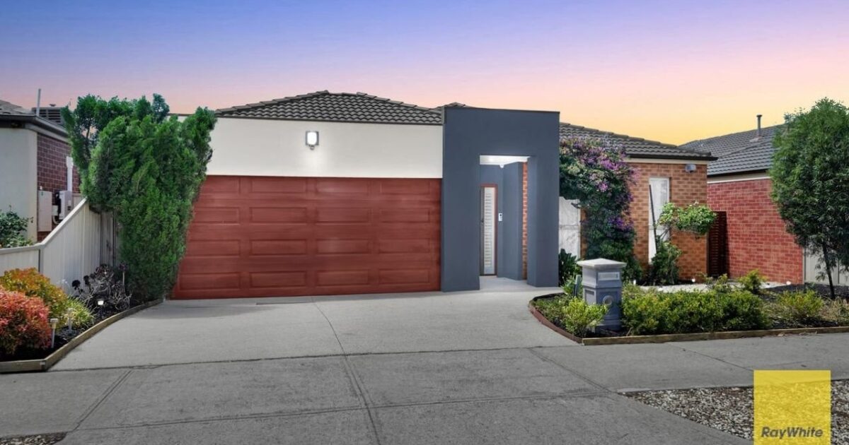 Two emotionally committed buyers push Burnside Heights house $57,000 above reserve