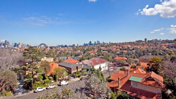 Off-market apartment sale saves vendor $15,000 while securing harbour views buyer