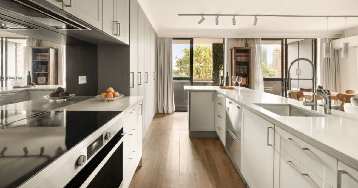 Agent introduces terrace buyers to apartment sale, sparks unexpected bidding war