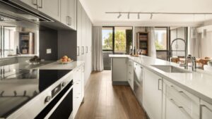 Agent introduces terrace buyers to apartment sale, sparks unexpected bidding war