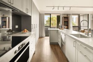 Agent introduces terrace buyers to apartment sale, sparks unexpected bidding war