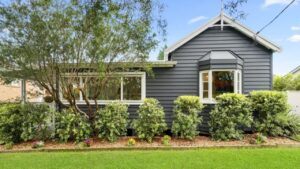 Katie Williams secures competitive sale after late-night inspection tips dual-buyer negotiation