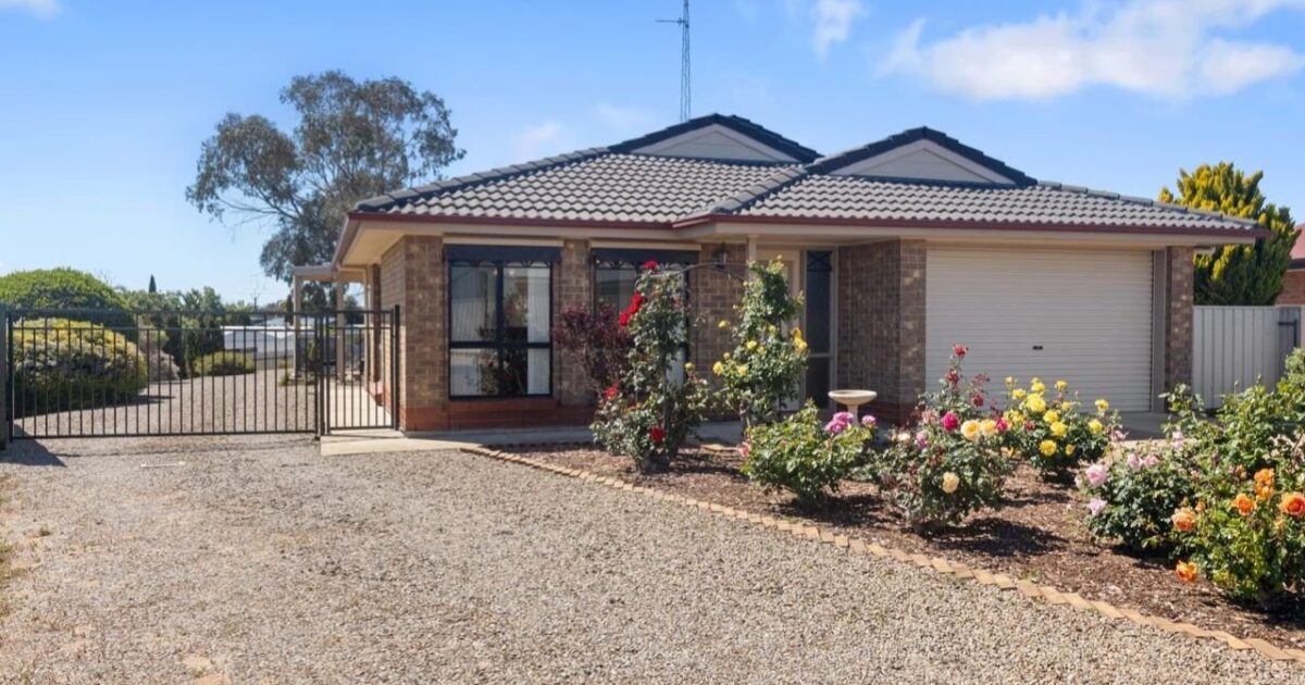 Brooke Cadd fights to keep listing and delivers coastal sea change for Adelaide buyers