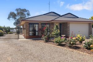 Brooke Cadd fights to keep listing and delivers coastal sea change for Adelaide buyers