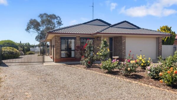 Brooke Cadd fights to keep listing and delivers coastal sea change for Adelaide buyers