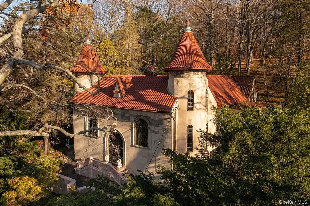 Explore Villa Keen, the historic 'Cinderella Castle' in Irvington, New York, with celebrity ties. Image: Zillow