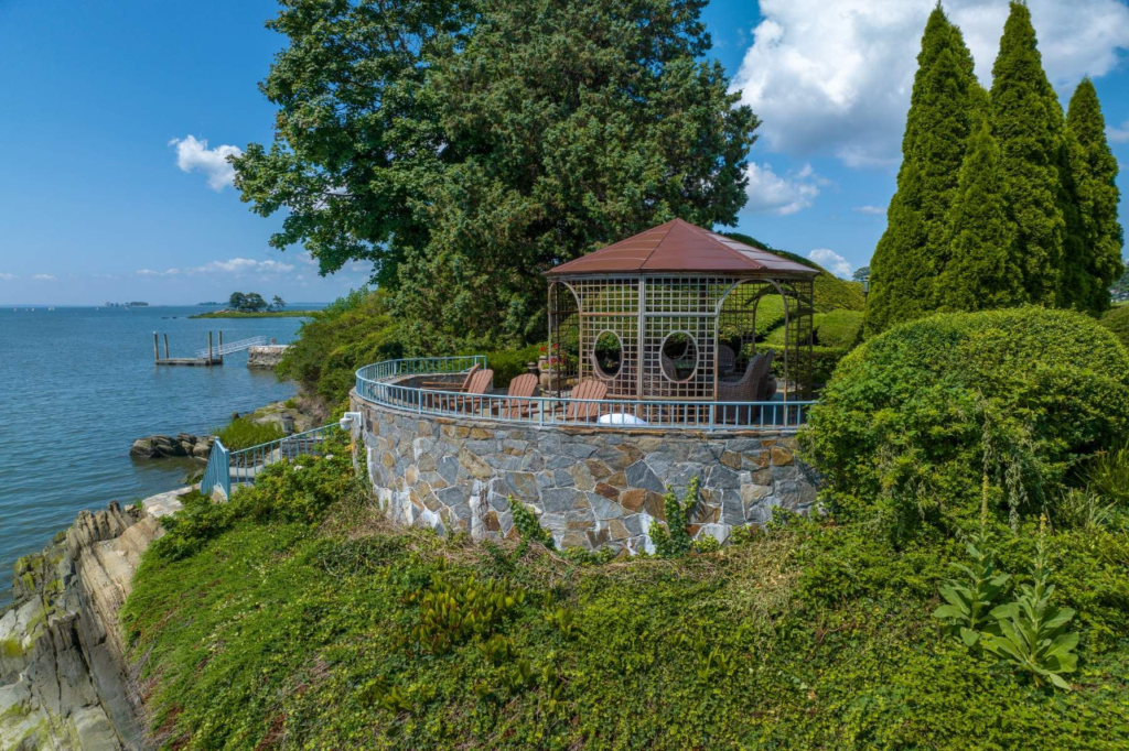 Kathie Lee Gifford lists Connecticut waterfront. Photo: lesliemcelwreath.com