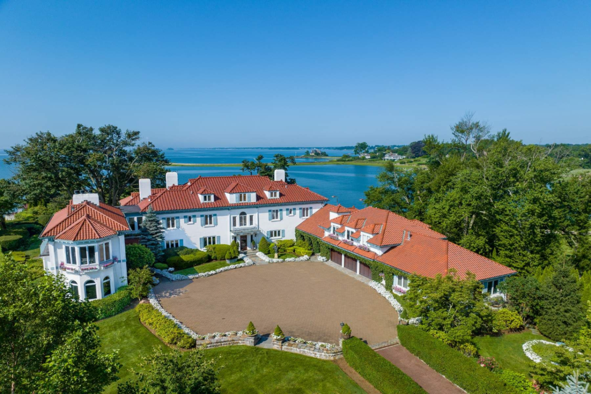 Kathie Lee Gifford lists Connecticut waterfront. Photo: lesliemcelwreath.com