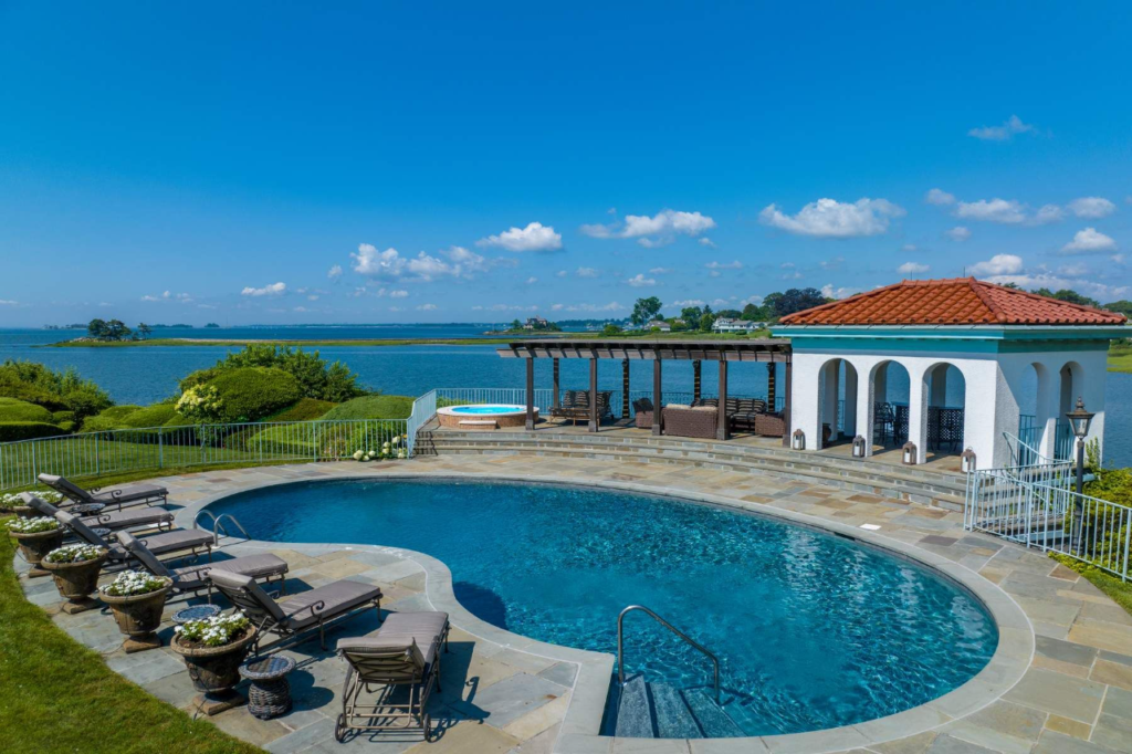 Kathie Lee Gifford lists Connecticut waterfront. Photo: lesliemcelwreath.com
