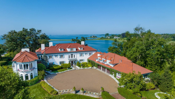 Kathie Lee Gifford lists Connecticut waterfront. Photo: lesliemcelwreath.com