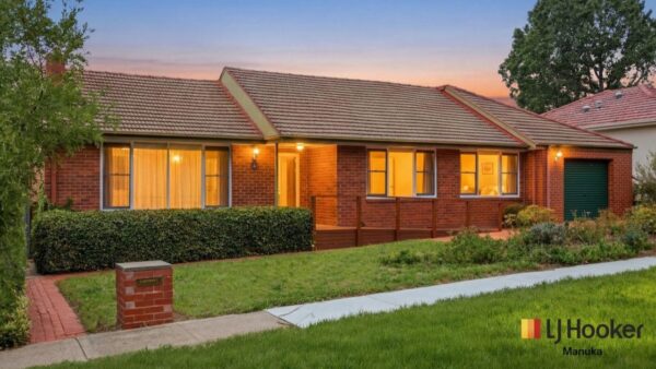 Deakin family home sells for $1.4 million after creative AI marketing and patient negotiation