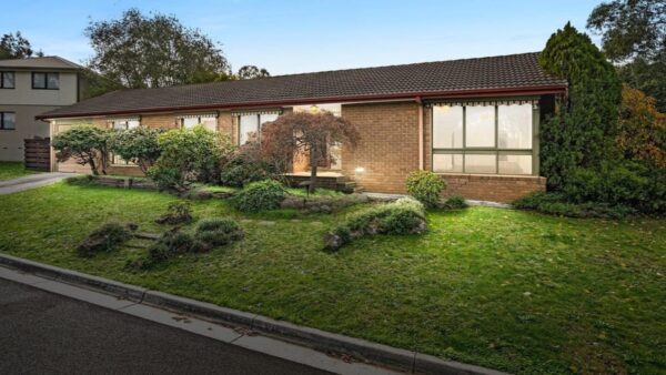 Twice-weekly buyer contact strategy delivers four-bidder auction for Wantirna original home