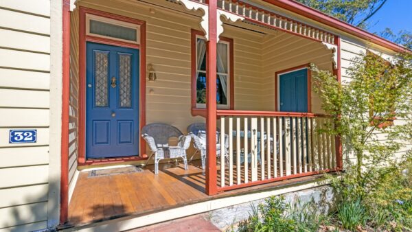 Driving Driving director lists Blue Mountains cottage