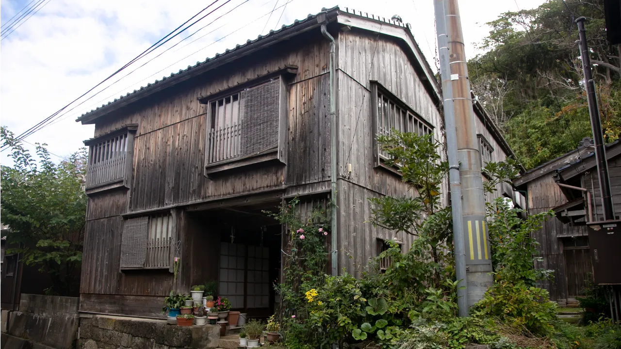 Japanese agency sells homes for 1 yen, banks trust instead