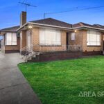 St Albans house sells $72,000 above reserve as Gordon Tran's street-flooding strategy ignites five-bidder auction