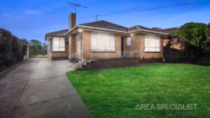St Albans house sells $72,000 above reserve as Gordon Tran's street-flooding strategy ignites five-bidder auction