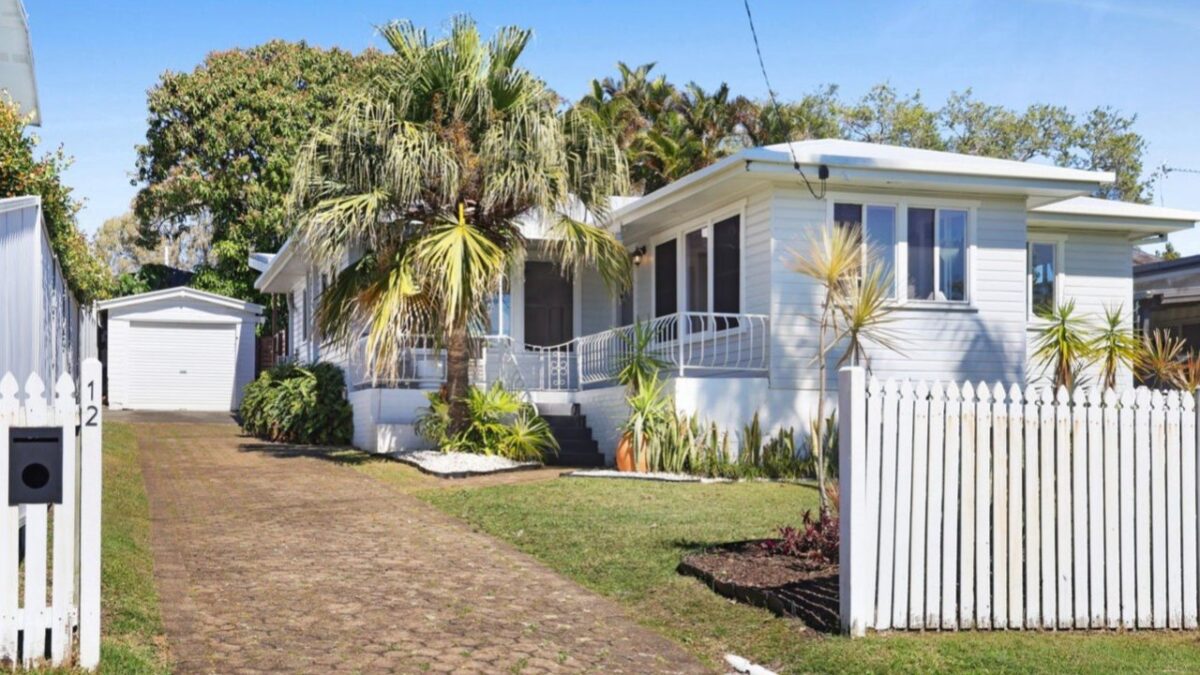 Staging adds $100,000 to Labrador house as investor outbids owner-occupier at auction